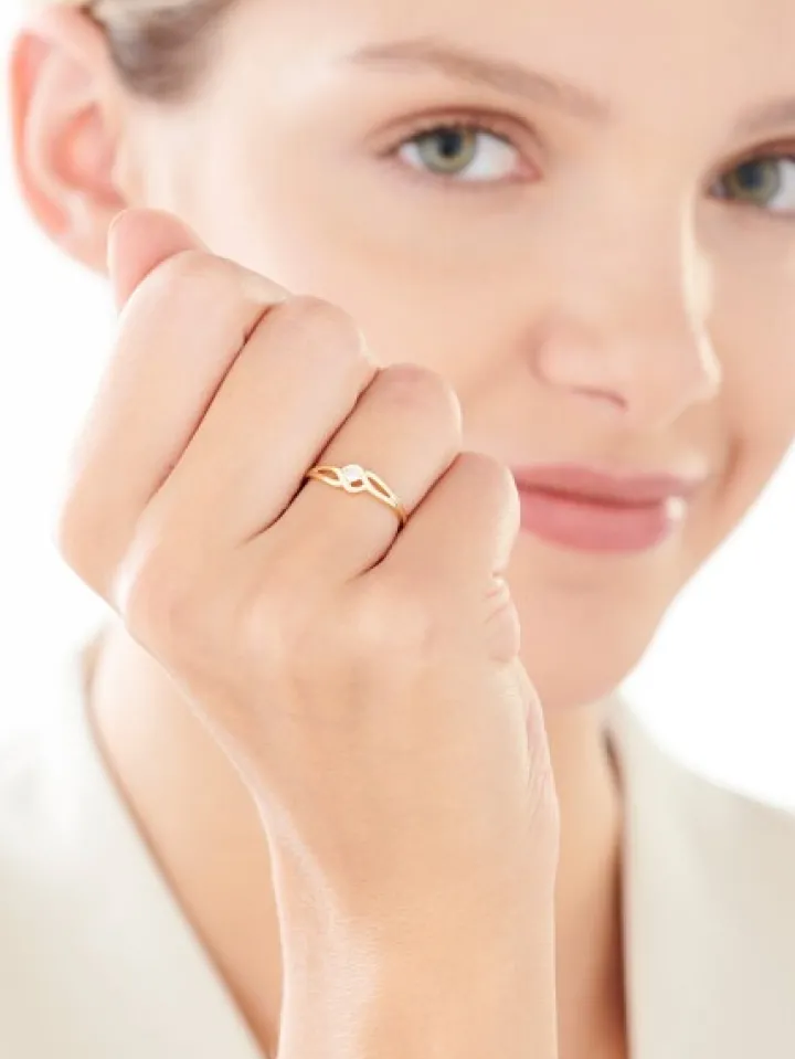 Złoty pierścionek z cyrkonią