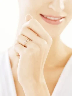 Złoty pierścionek z cyrkoniami