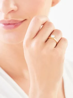 Złoty pierścionek z cyrkonią