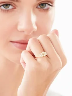 Złoty pierścionek z cyrkoniami