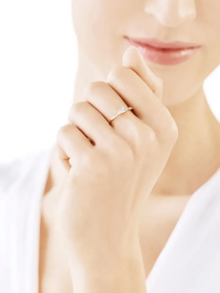 Złoty pierścionek z cyrkoniami