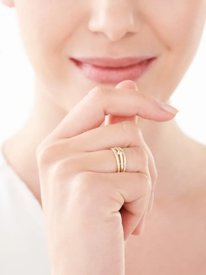 Złoty pierścionek z cyrkoniami