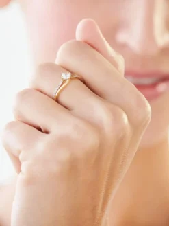 Złoty pierścionek z cyrkonią