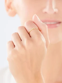 Złoty pierścionek z cyrkonią