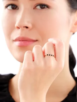 Złoty pierścionek z  emalią i cyrkoniami