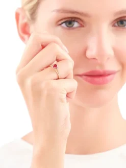 Złoty pierścionek z granatem syntetycznym