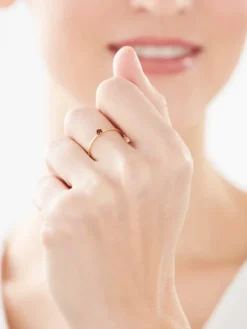 Złoty pierścionek z granatem syntetycznym