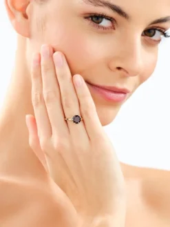 Złoty pierścionek z granatem