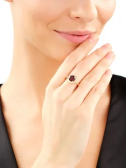 Złoty pierścionek z granatem syntetycznym