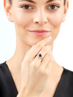 Złoty pierścionek z korundem syntetycznym i cyrkoniami