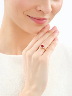 Złoty pierścionek z korundem syntetycznym