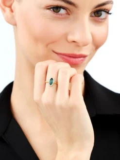 Złoty pierścionek z korundem syntetycznym