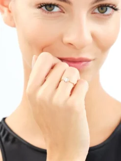 Złoty pierścionek z masą perłową - kwiat