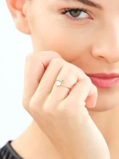 Złoty pierścionek z masą perłową i cyrkonią - kwiat