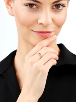 Złoty pierścionek z oliwinami syntetycznymi i cyrkoniami