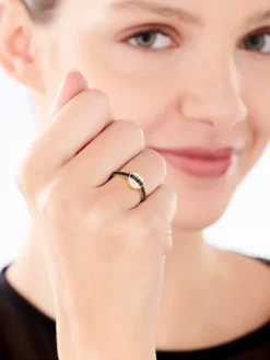 Złoty pierścionek z onyksami syntetycznymi i cyrkoniami