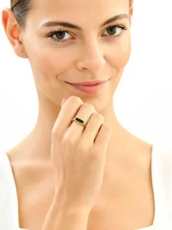 Złoty pierścionek z onyksem - sygnet