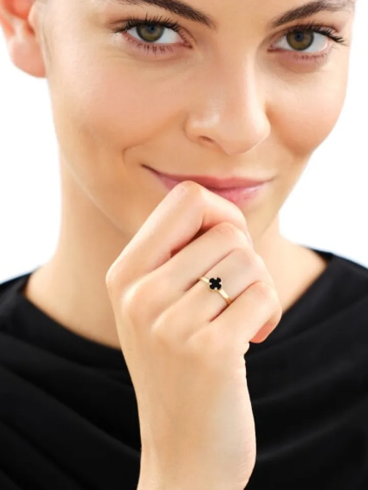 Złoty pierścionek z onyksem syntetycznym - koniczyna