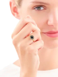 Złoty pierścionek z onyksem syntetycznym