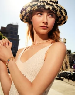 Złoty pierścionek z opalem syntetycznym i cyrkoniami