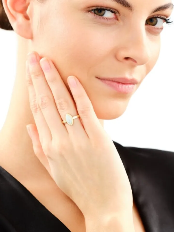 Złoty pierścionek z opalitem