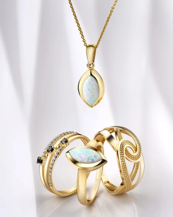 Złoty pierścionek z opalitem