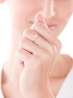 Złoty pierścionek z perłą