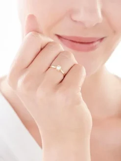 Złoty pierścionek z perłą