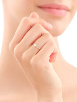 Złoty pierścionek z perłą