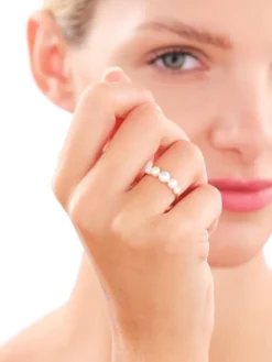 Złoty pierścionek z perłami