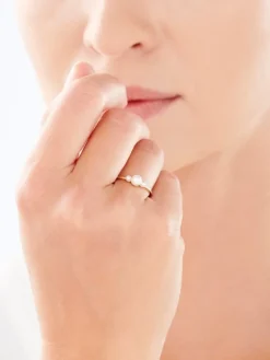 Złoty pierścionek z perłami