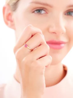 Złoty pierścionek z rubinami syntetycznymi