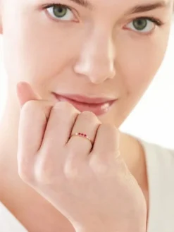 Złoty pierścionek z rubinami syntetycznymi i cyrkoniami