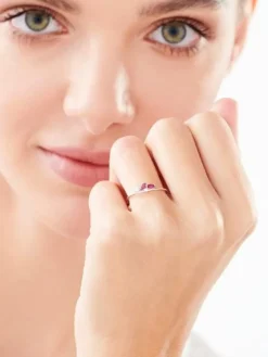 Złoty pierścionek z rubinami syntetycznymi i cyrkoniami