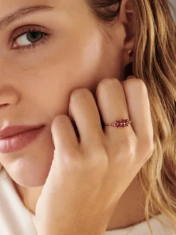 Złoty pierścionek z rubinami syntetycznymi