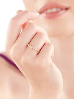 Złoty pierścionek z rubinami syntetycznymi i cyrkoniami