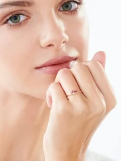 Złoty pierścionek z rubinami syntetycznymi i cyrkoniami