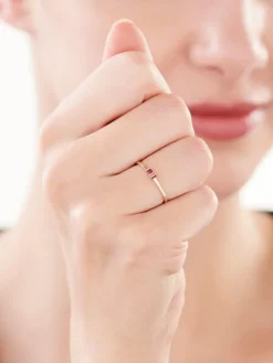 Złoty pierścionek z rubinem syntetycznym