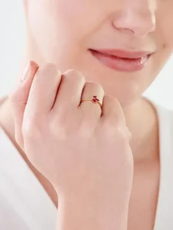 Złoty pierścionek z rubinem syntetycznym