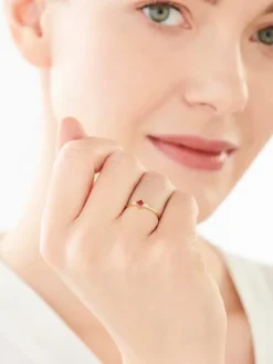 Złoty pierścionek z rubinem syntetycznym i cyrkoniami