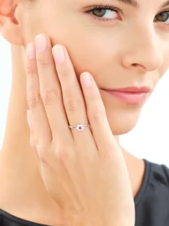 Złoty pierścionek z rubinem syntetycznym i cyrkoniami - kwiat