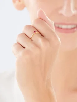 Złoty pierścionek z rubinem syntetycznym