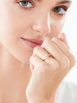 Złoty pierścionek z rubinem syntetycznym i cyrkonią