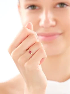 Złoty pierścionek z rubinem syntetycznym