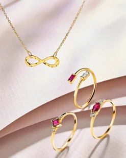 Złoty pierścionek z rubinem syntetycznym  i cyrkoniami