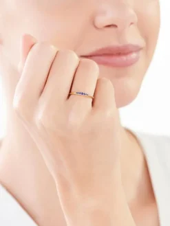 Złoty pierścionek z szafirami syntetycznymi