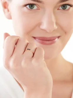 Złoty pierścionek z szafirami syntetycznymi  i cyrkoniami