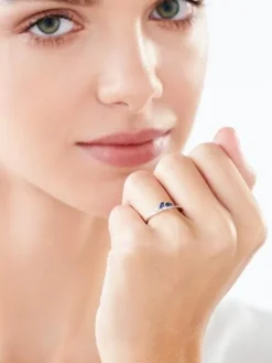 Złoty pierścionek z szafirami syntetycznymi i cyrkoniami