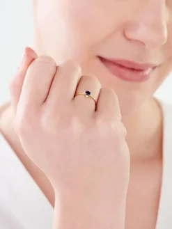 Złoty pierścionek z szafirem syntetycznym i cyrkoniami