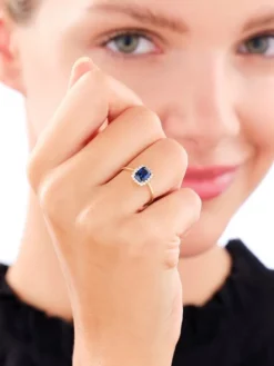 Złoty pierścionek z szafirem syntetycznym i cyrkoniami